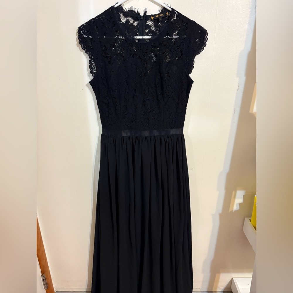 Formal evening dress sleeveless black lace on top.